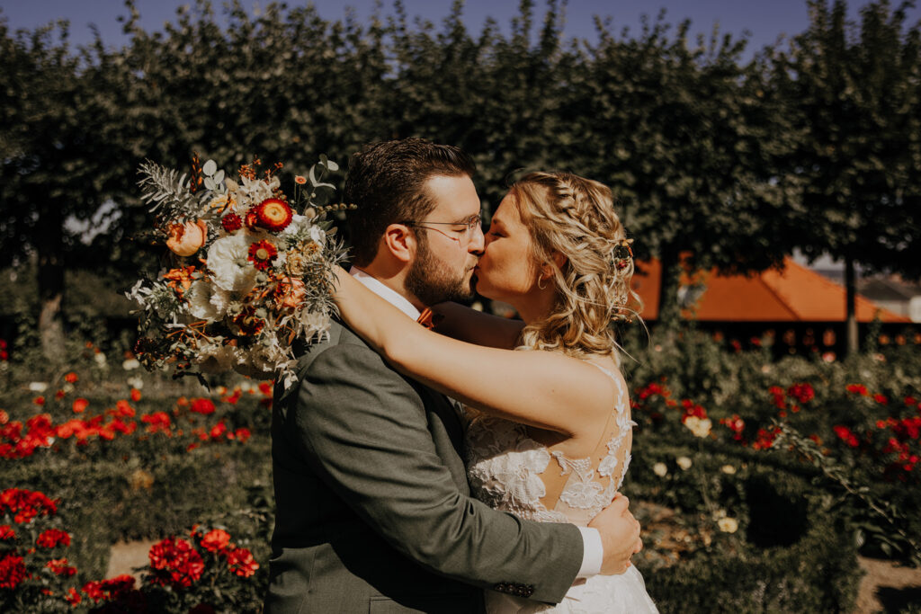 Brautpaar küssend im Rosengarten Bamberg, Foreva Weddings Hochzeitsplanung